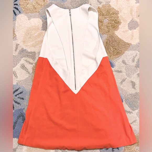 Alice + Olivia Sleeveless Maya Trumpet Silhouette Chevron Color Block Mini Dress - Picture 7 of 9